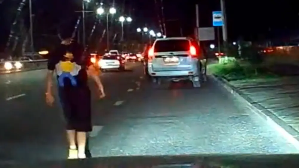 Инцидент на дороге в Алматы попал на видеорегистратор