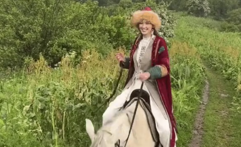 Верхом на лошади и в казахском костюме: Сабина Алтынбекова вновь восхитила поклонников