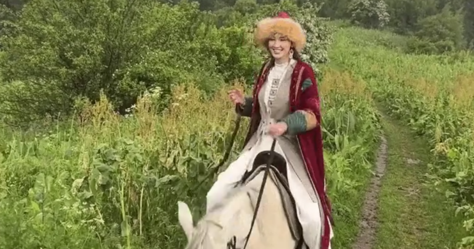 (RU) Верхом на лошади и в казахском костюме: Сабина Алтынбекова вновь восхитила поклонников