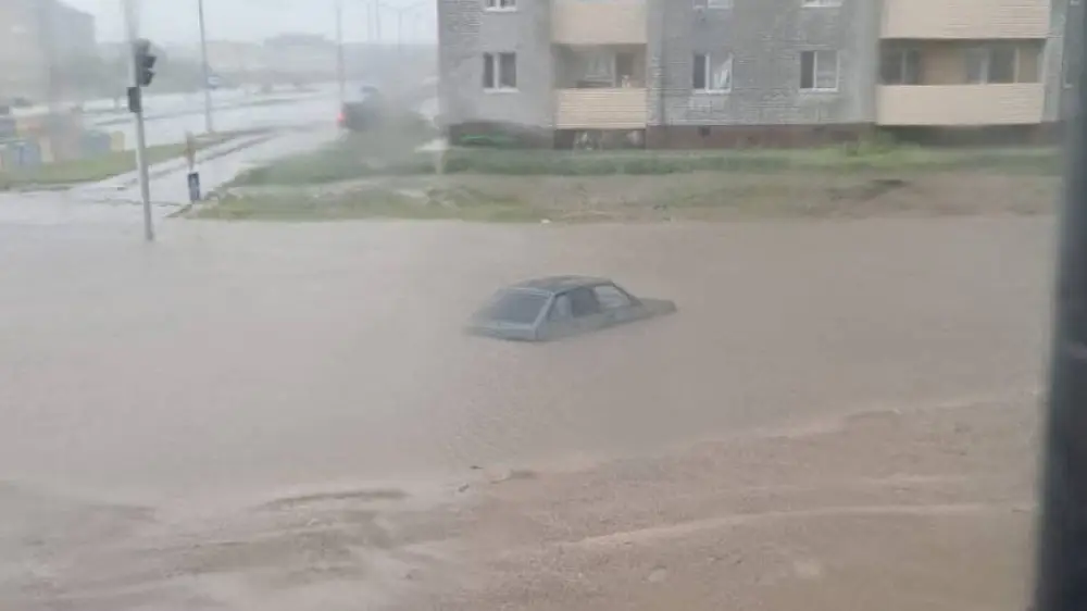 (RU) Затопленные улицы и машины: дождь залил Семей