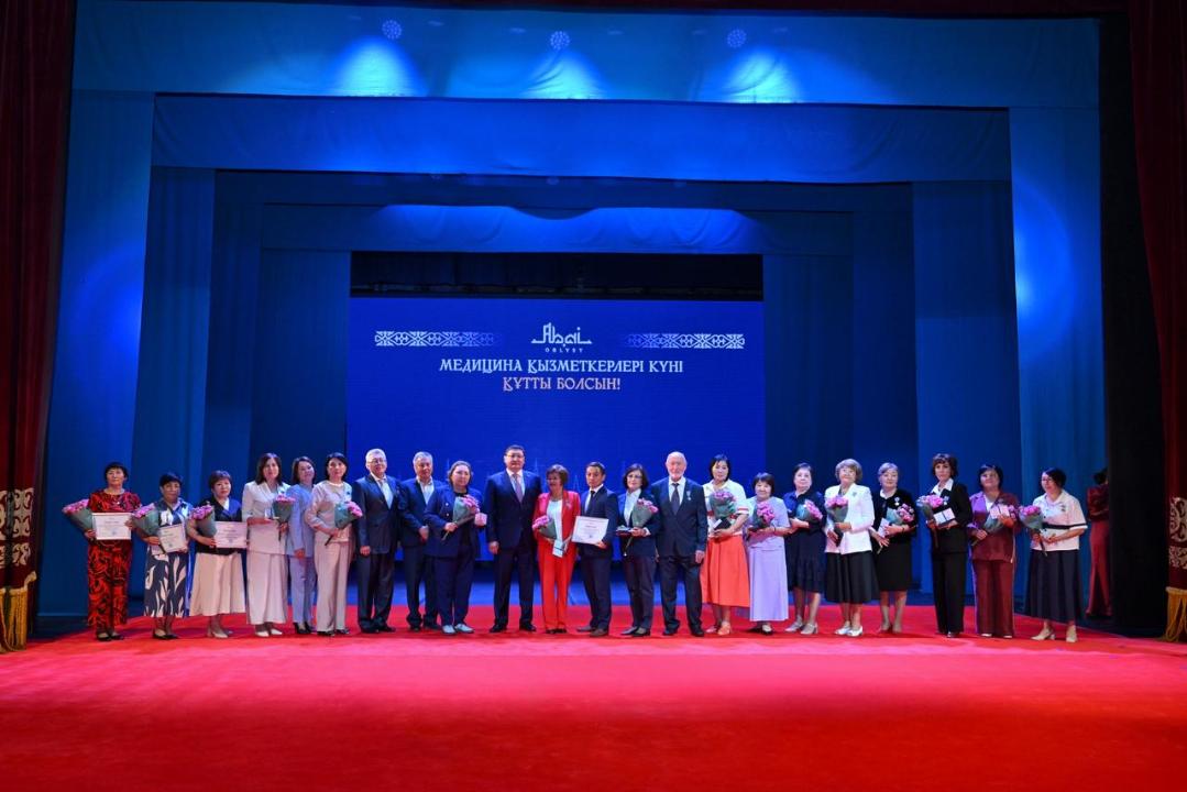 Семейде медицина қызметкерлеріне құрмет көрсетілді