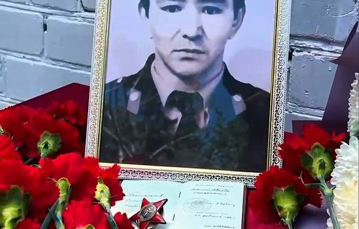 (KZ) ЕР ЕСІМІ ЕЛ ЕСІНДЕ: СЕМЕЙДЕ ЛЕЙТЕНАНТ СЕРІК БАЙСАЛЫҚОВҚА АРНАЛҒАН ЕСКЕРТКІШКЕ ГҮЛ ШОҚТАРЫ ҚОЙЫЛДЫ