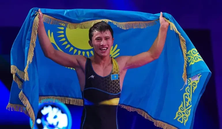 (RU) Чемпион мира из Казахстана победил узбекистанца в борьбе за золото
