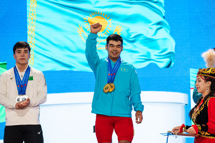 Абсолютный триумф: Казахстан возглавил медальный зачет на чемпионате по тяжелой атлетике