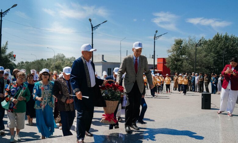 Ветераны приняли участие в церемонии возложения цветов к памятнику Абая