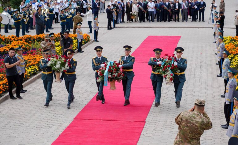 «Өлімнен де күшті» монументіне гүл шоқтарын қою рәсімі өтті