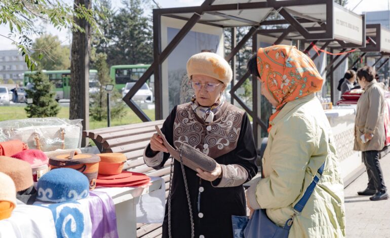 Арбат алаңында қолөнершілер жәрмеңкесі өтуде