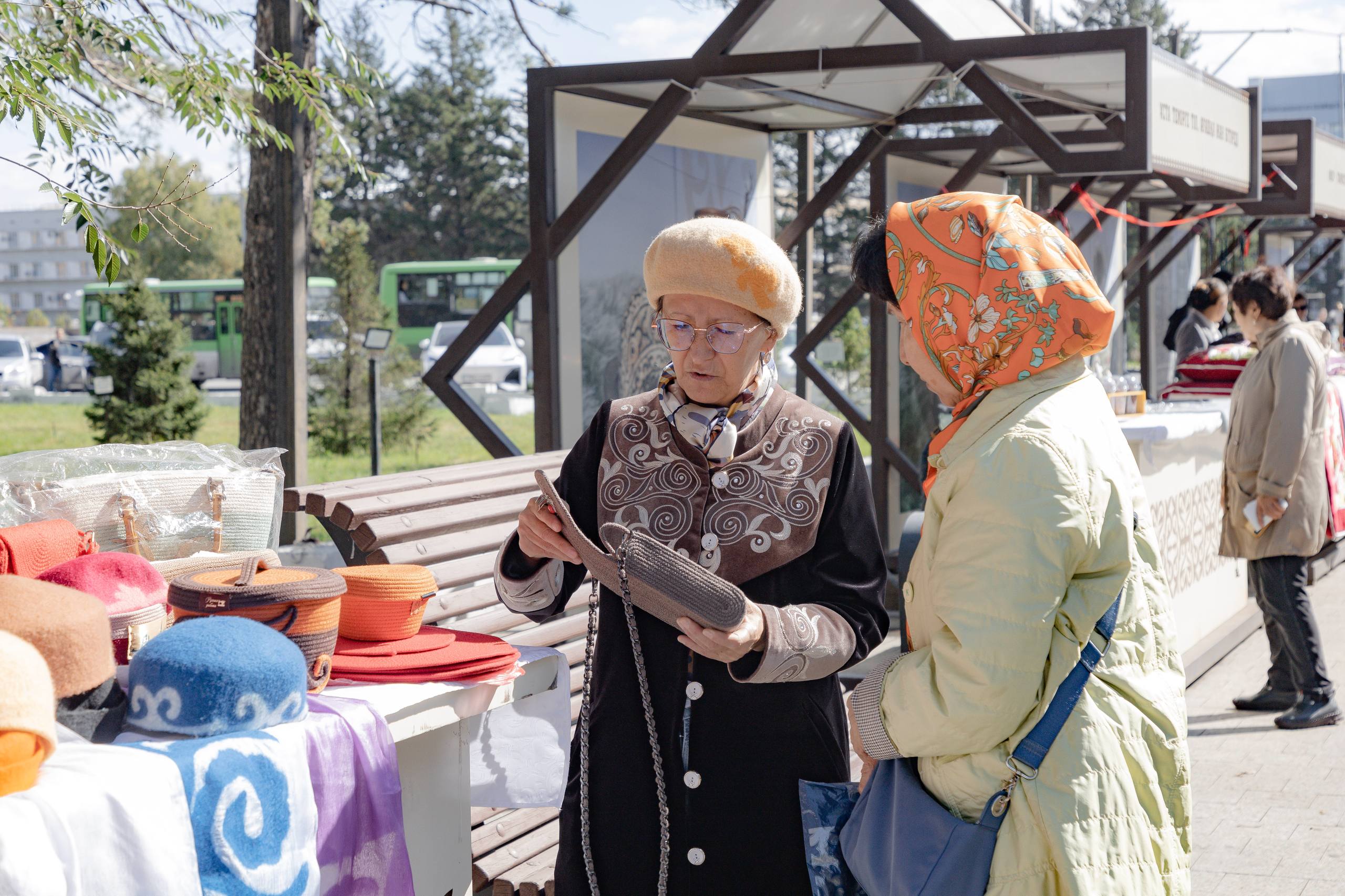 Арбат алаңында қолөнершілер жәрмеңкесі өтуде