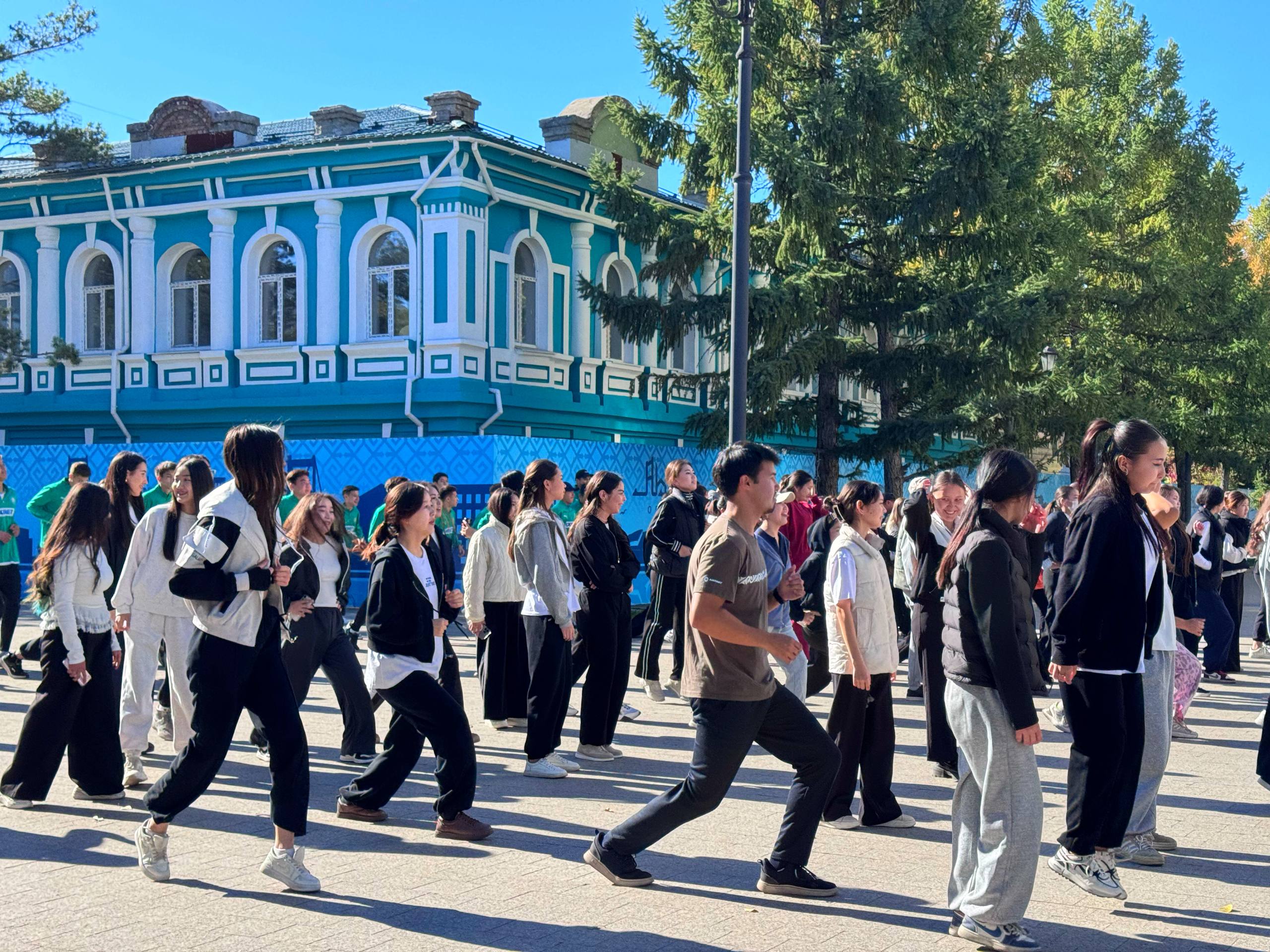 На Арбате прошла утренняя зарядка