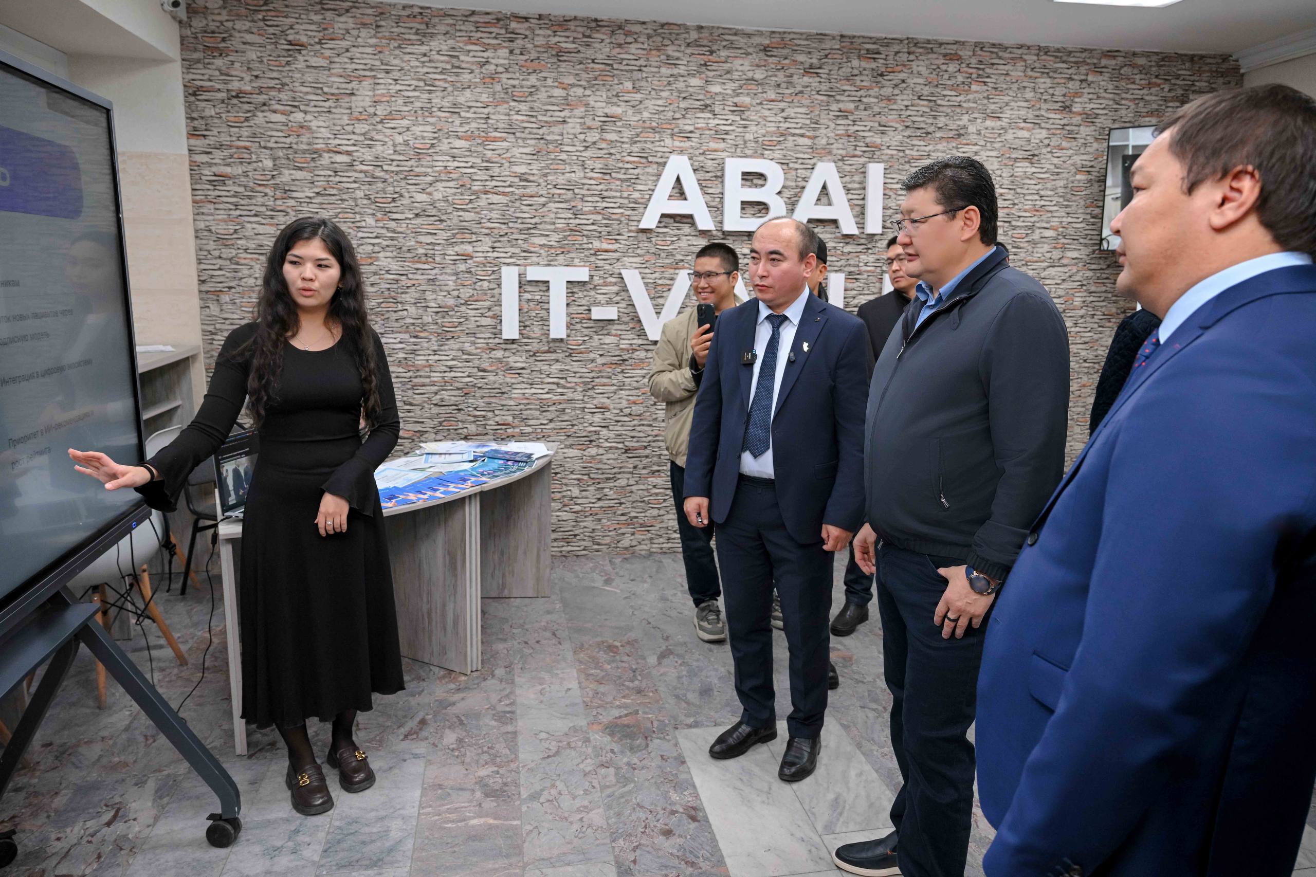 Аким области ознакомился с работой технологического кластера «Abai IT-Valley»