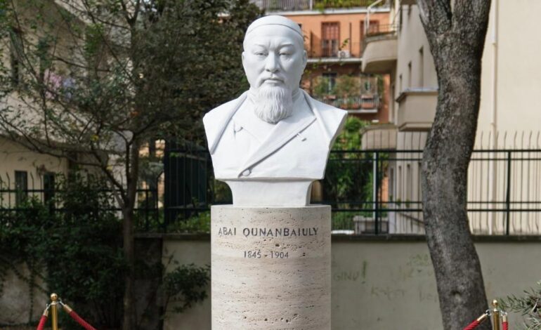 В Риме установлен бюст Абая