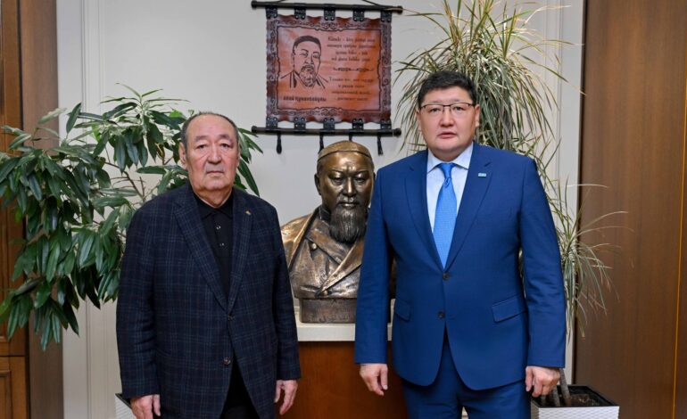 Аким области встретился с писателем Ролланом Сейсенбаевым