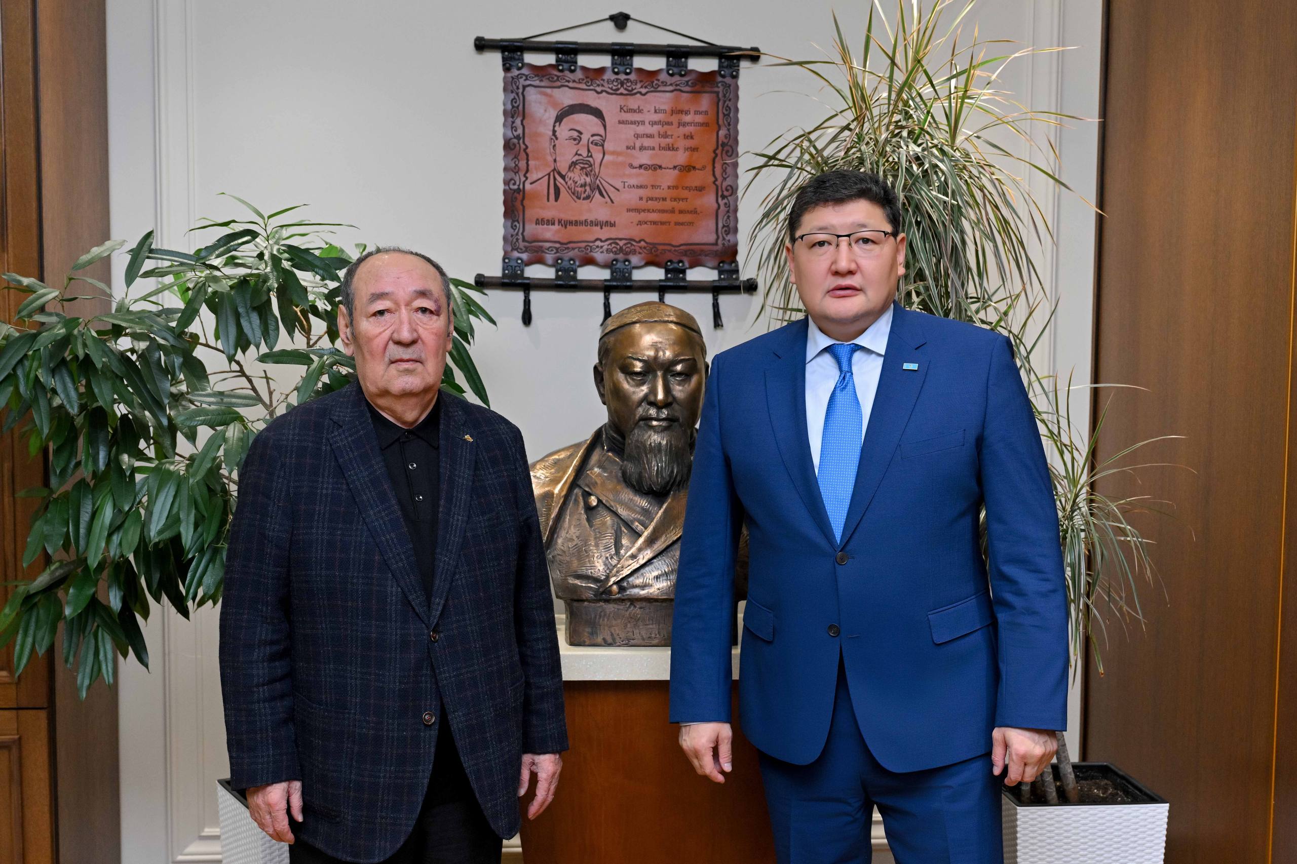 Аким области встретился с писателем Ролланом Сейсенбаевым