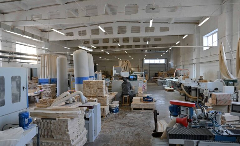 Облыс әкімі корпус жиһазын өндіретін кәсіпорынға барды