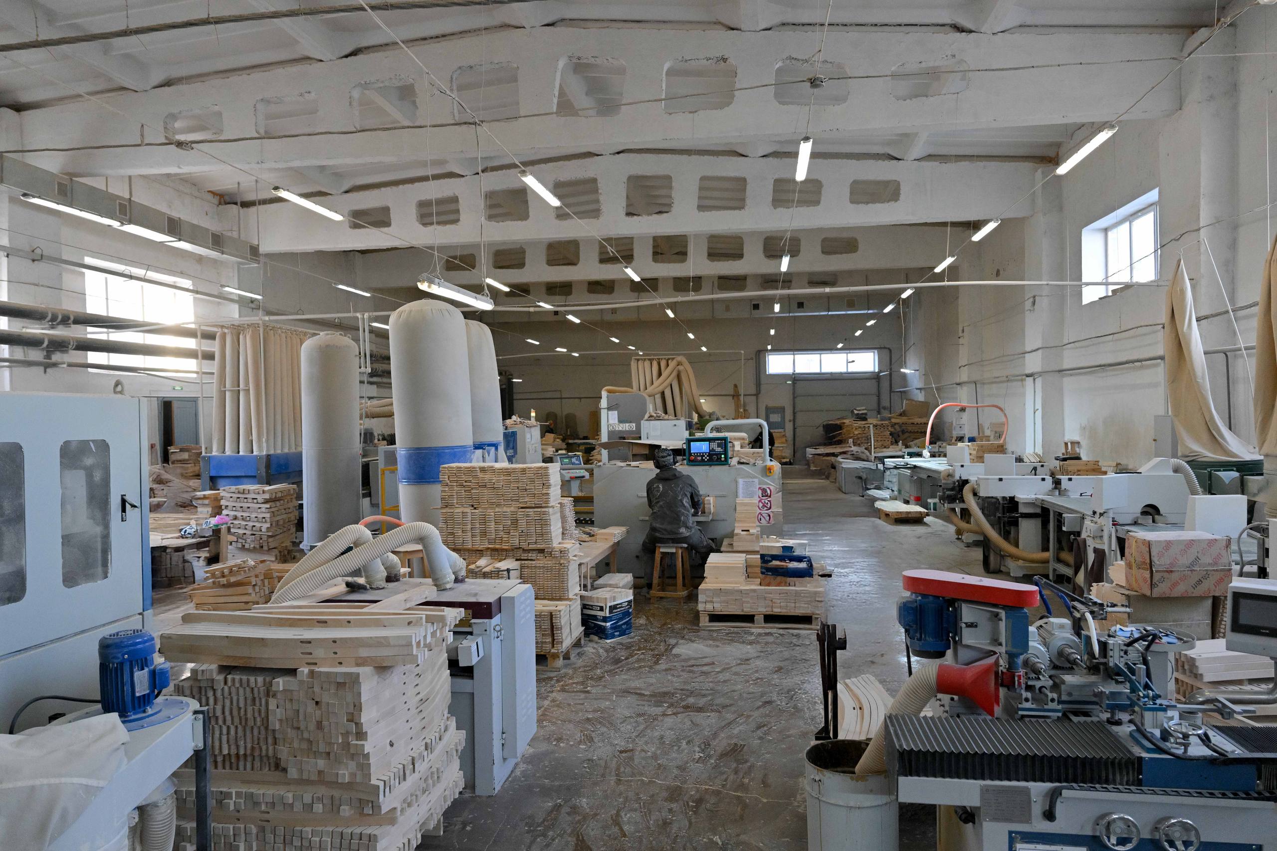 Облыс әкімі корпус жиһазын өндіретін кәсіпорынға барды