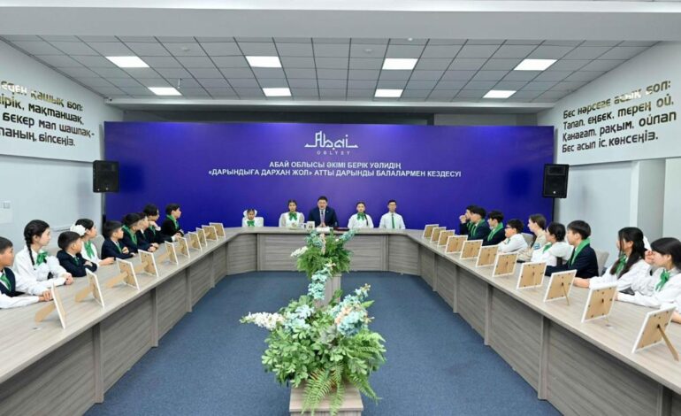 Аким области встретился с одаренными школьниками региона