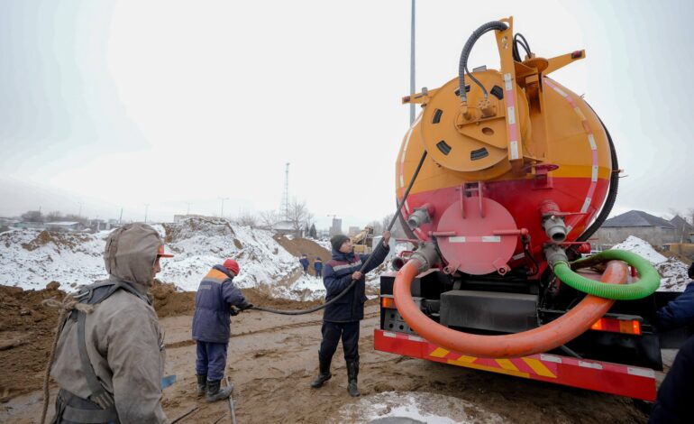 В Семее проводятся работы по очистке канализационных систем