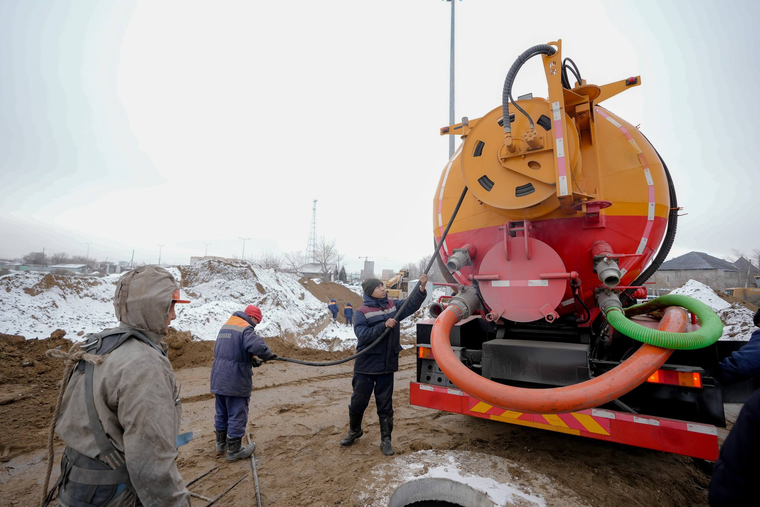 В Семее проводятся работы по очистке канализационных систем