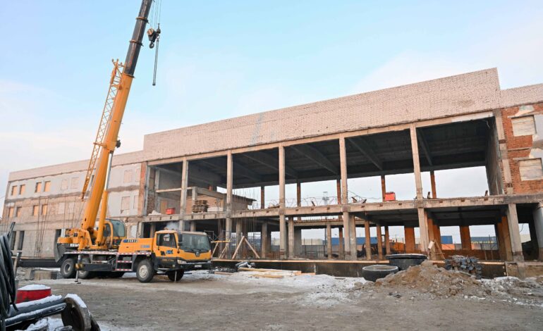 Здание железнодорожного вокзала в Семее модернизируется