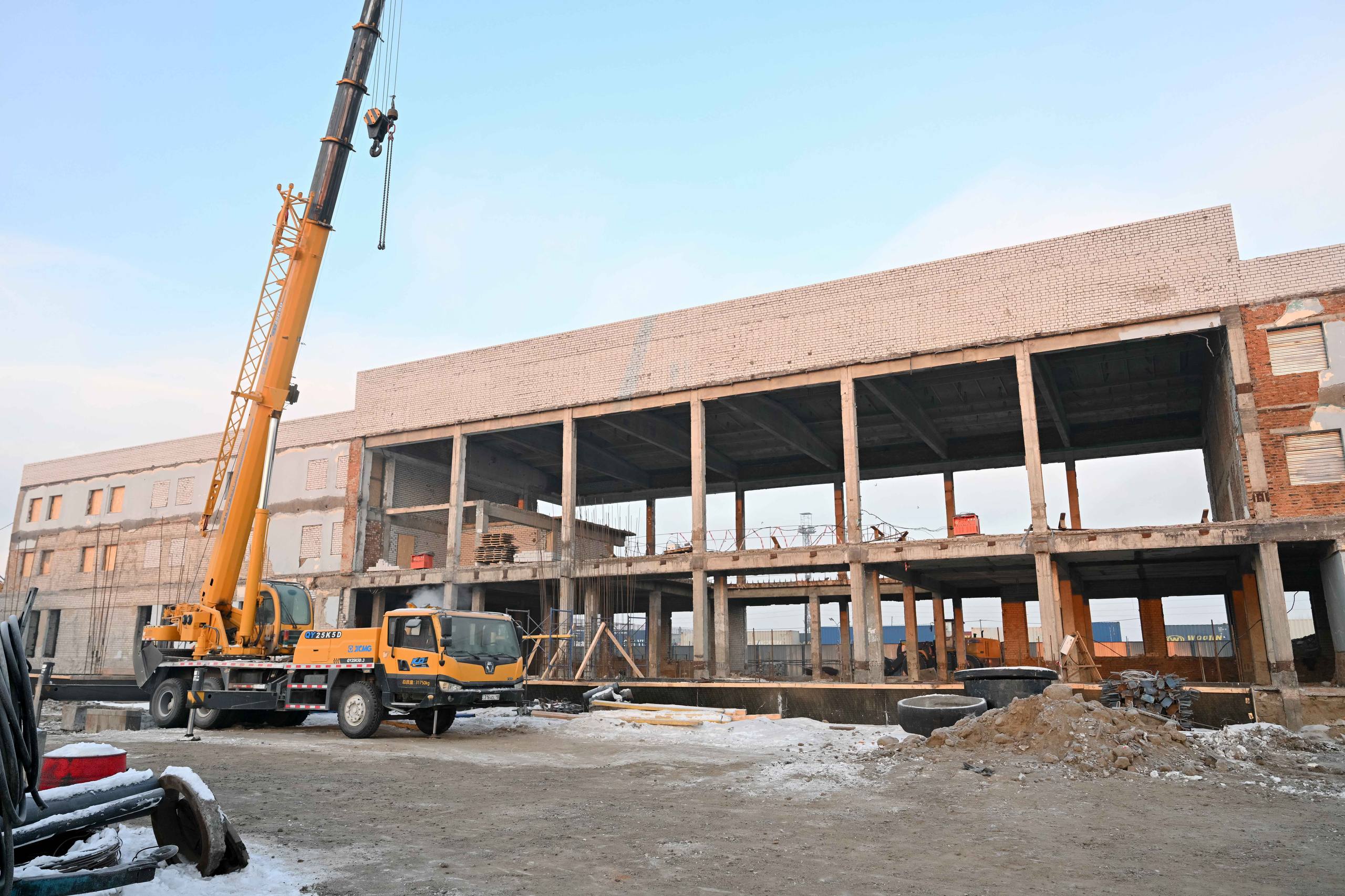 Здание железнодорожного вокзала в Семее модернизируется