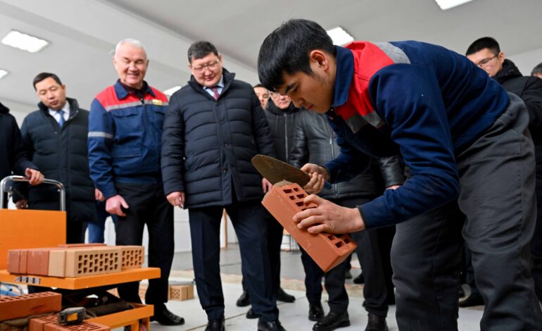 Глава региона ознакомился с работой Высшего колледжа геодезии, картографии и строительства