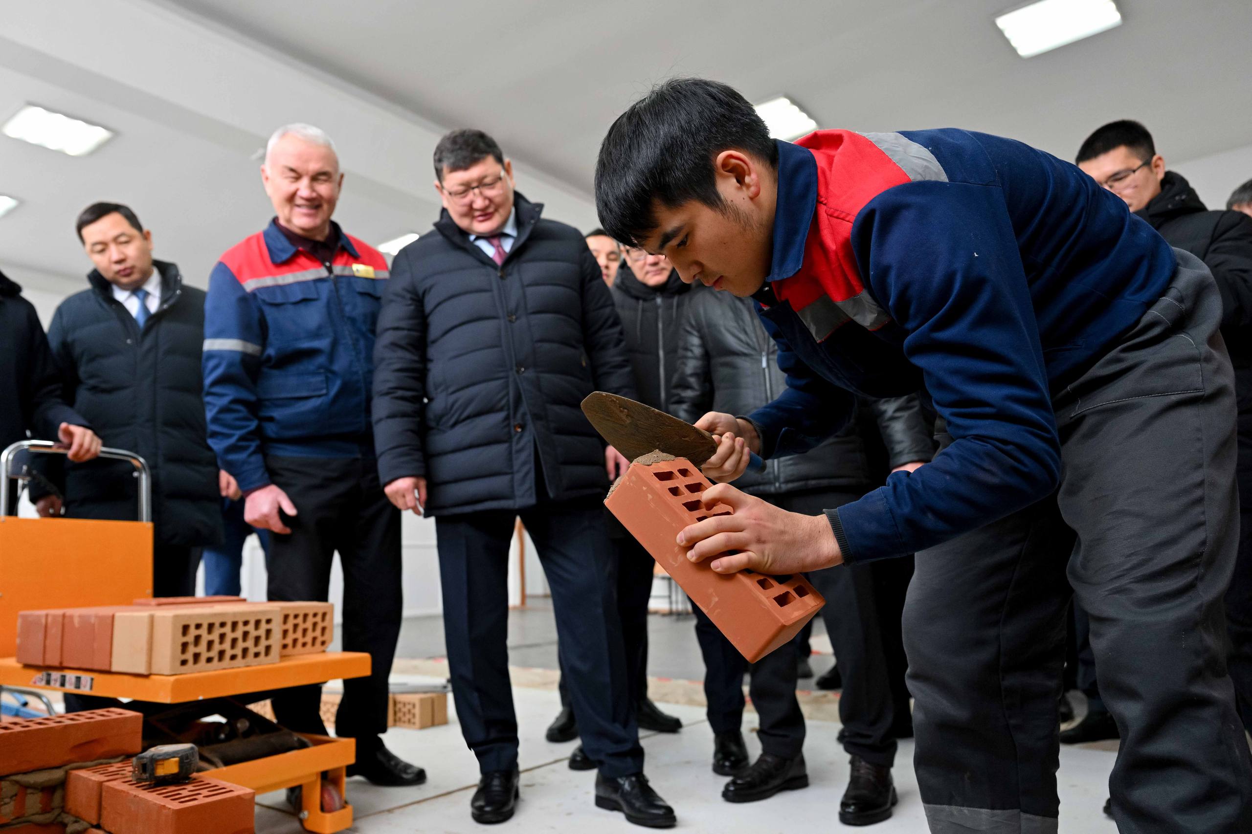 Глава региона ознакомился с работой Высшего колледжа геодезии, картографии и строительства