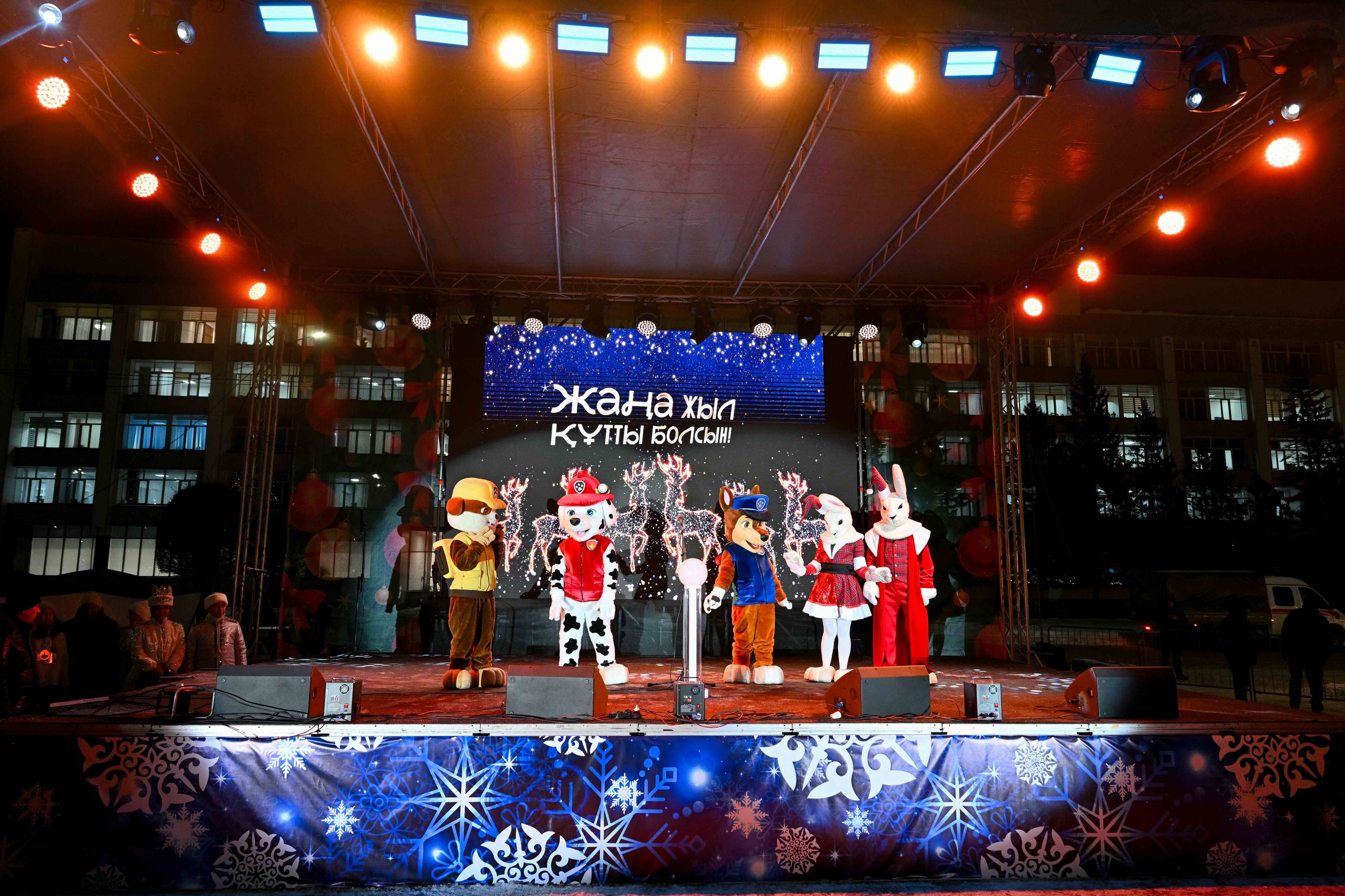 В Семее зажгли огни новогодней елки