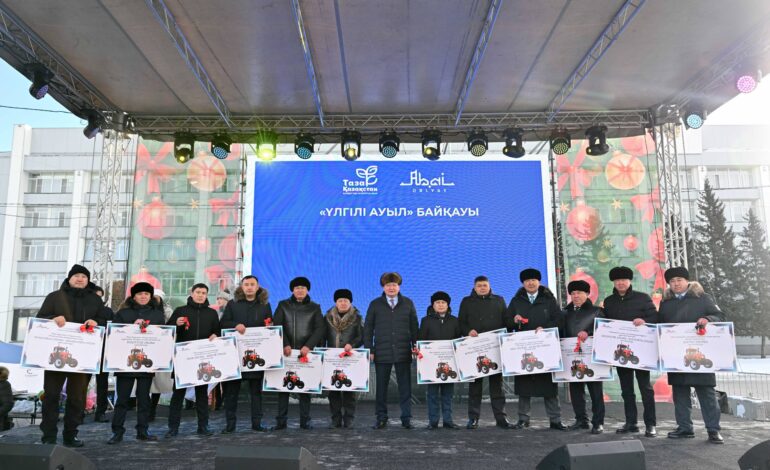 Победителям областного конкурса «Үлгілі ауыл» вручены 20 тракторов