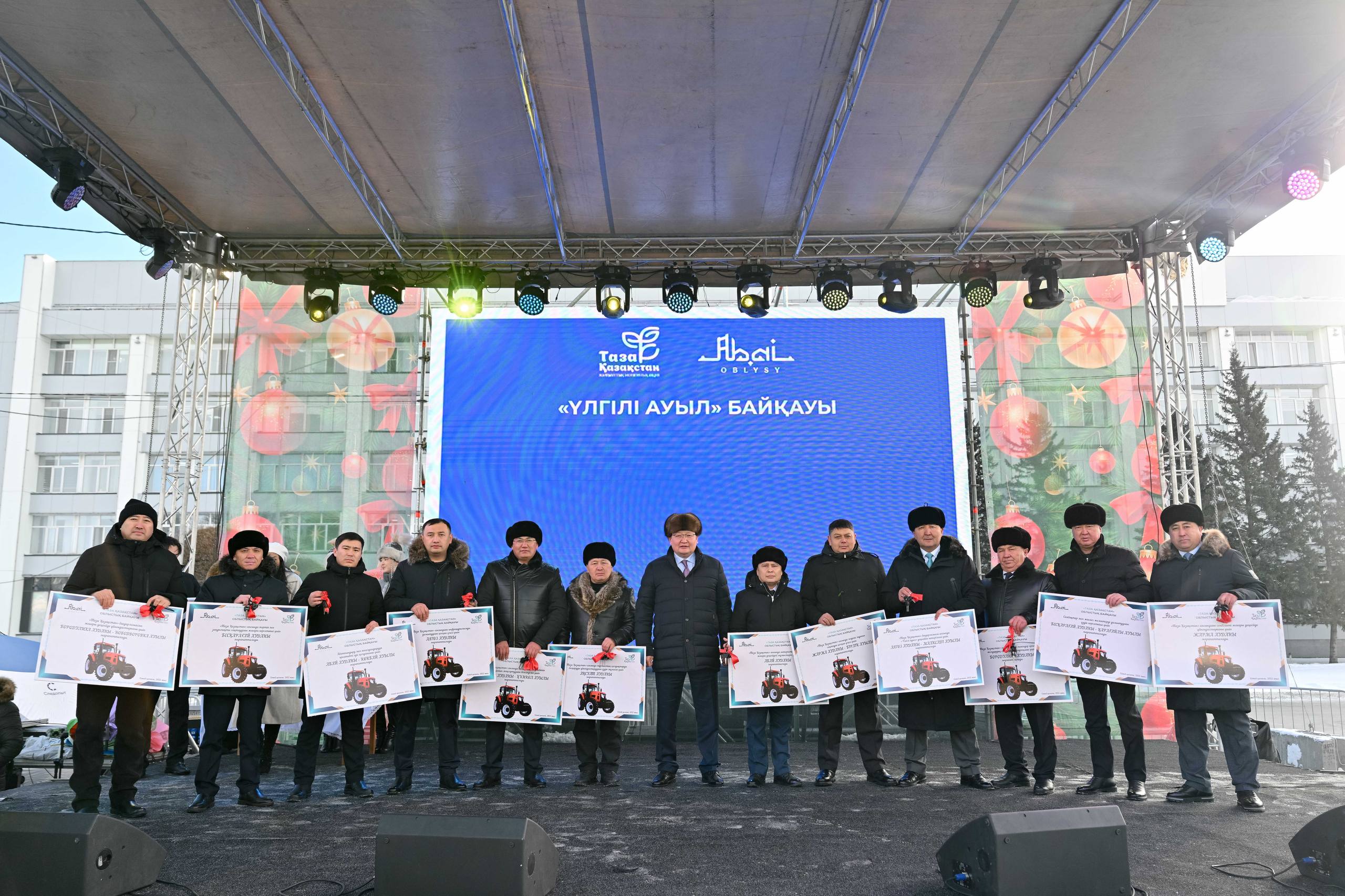 Победителям областного конкурса «Үлгілі ауыл» вручены 20 тракторов