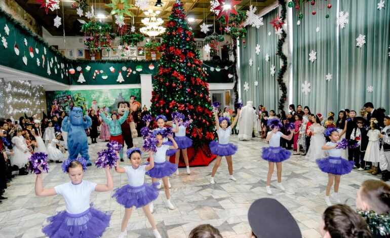 С участием акима города состоялась новогодняя елка для детей