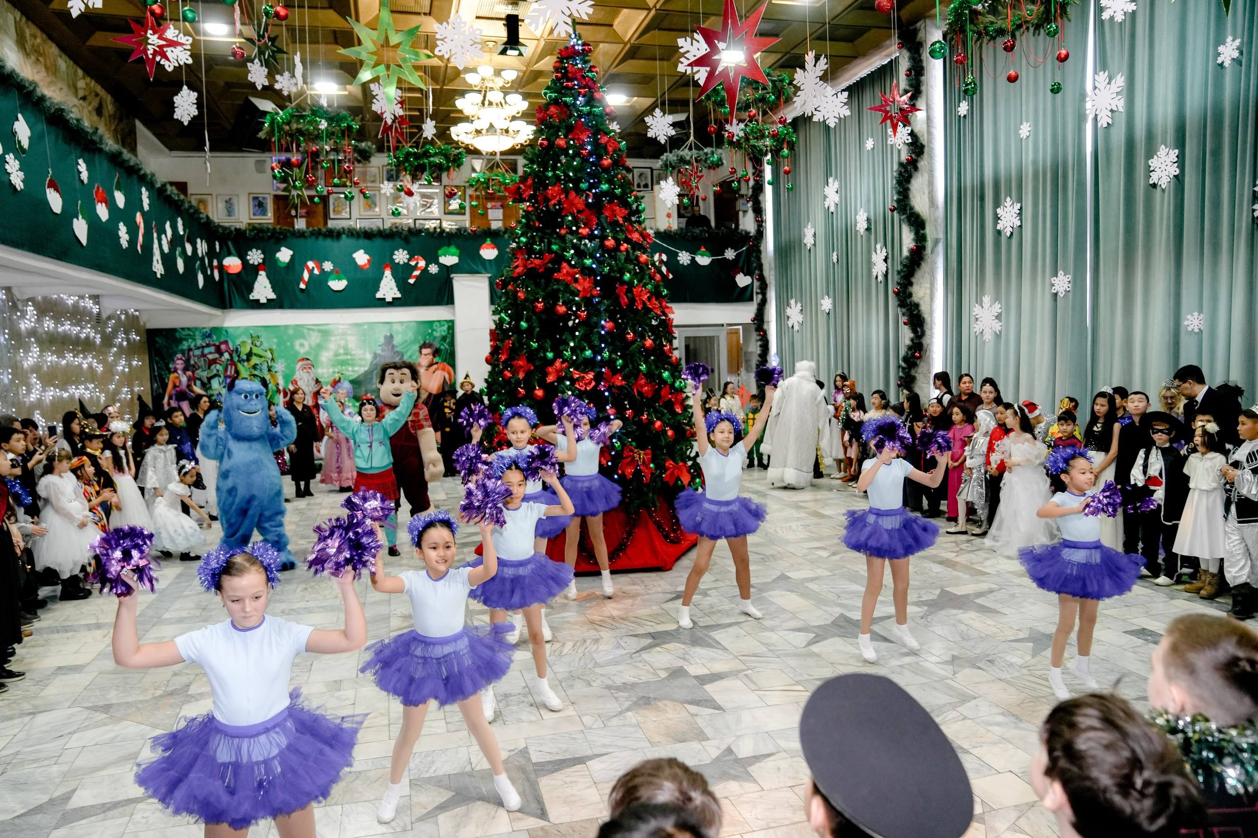 С участием акима города состоялась новогодняя елка для детей