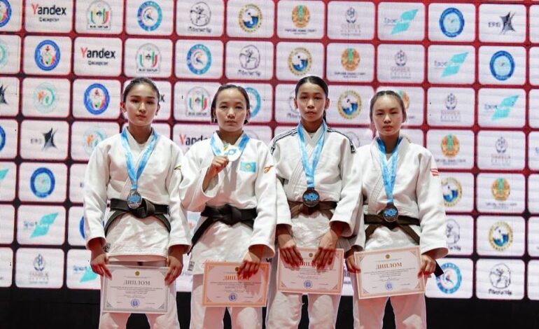 Юные дзюдоисты Абайской области лидируют в общекомандном зачете на чемпионате Казахстана