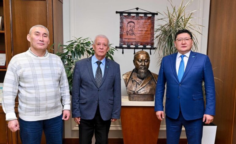 Аким области встретился с учеными-литературоведами и историками