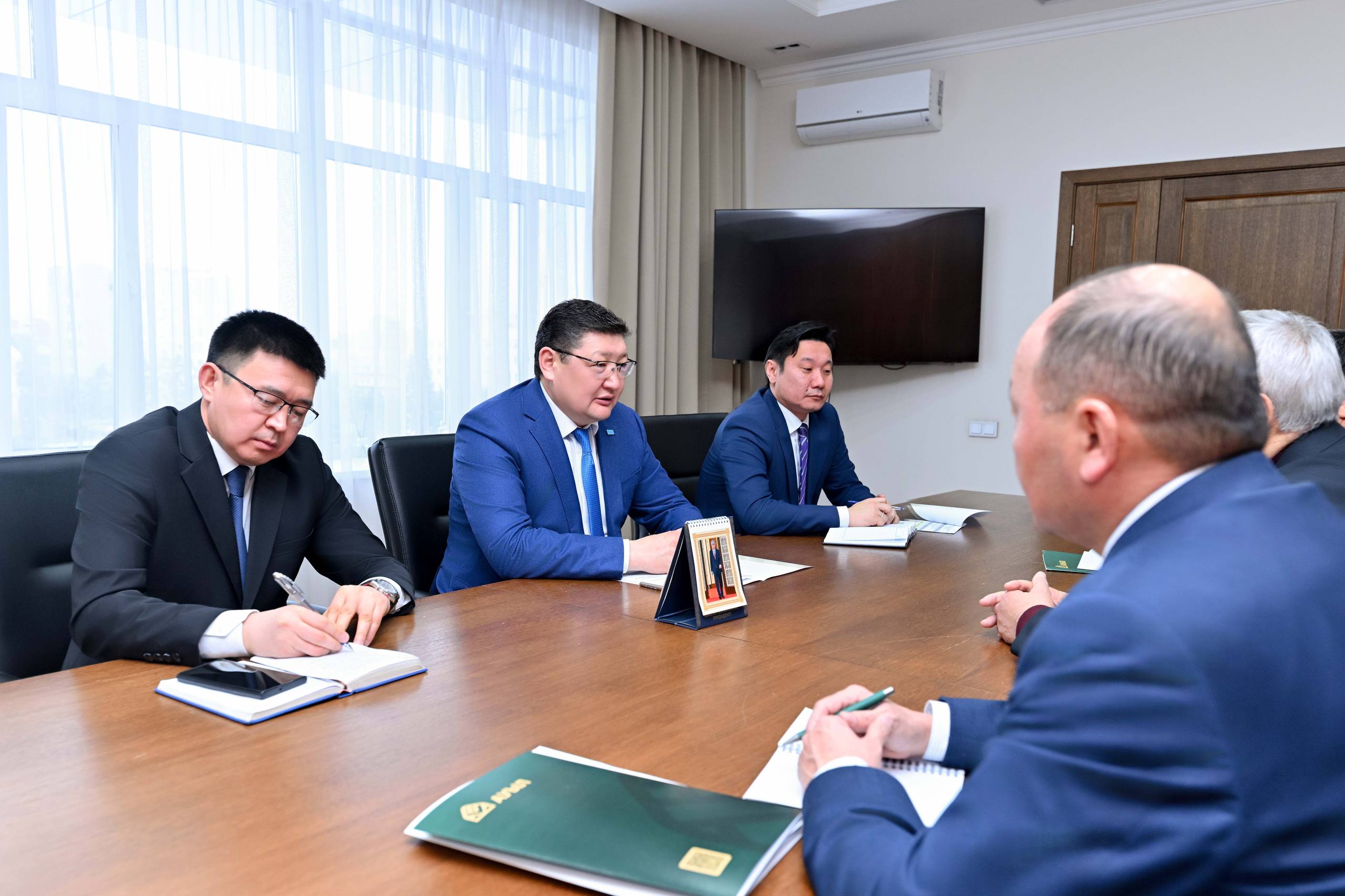 Облыс әкімі Парламент Мәжілісінің депутаты Жигули Дайрабаевпен кездесті