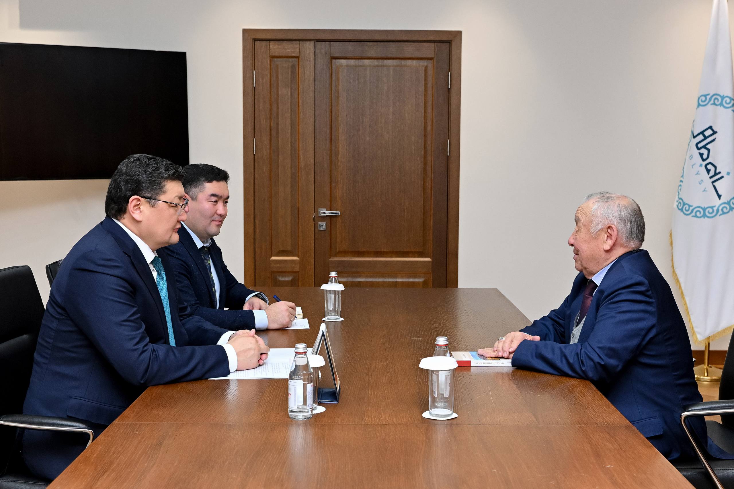 Аким области встретился с обладателем государственной стипендии в сфере культуры Төлегеном Жангалиевым